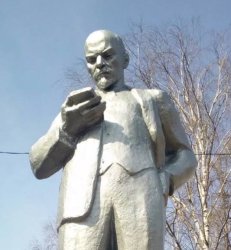 Lenin mirando un móvil Meme Template