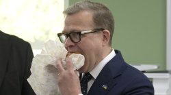 Petteri Orpo syö burgeria Meme Template