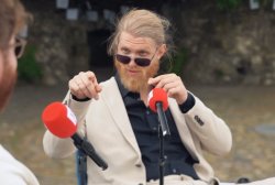clownswelt finger Meme Template