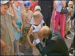 Putin Pedo kissing kid belly Meme Template