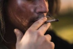 Smokes weed in spanish Meme Template