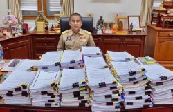 Thai cop Meme Template