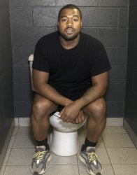 Kanye West hace caca en el baño y todos en el baño dicen que la Meme Template