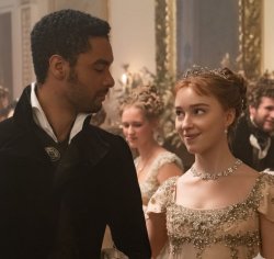 Gf staring boyfriend Meme Template