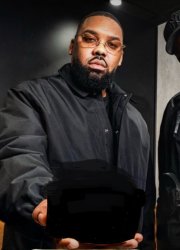 Triangle des Bermudes handing out something Meme Template