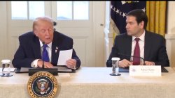 Trump reads around Rubio's note Meme Template