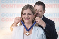 Chaves Medalla Laura Meme Template