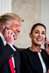 Claudia y Trump en llamada Meme Template