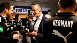 Merz trinkt Bier mit Handballer Meme Template