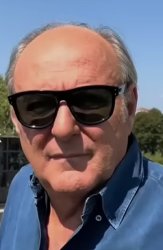 Gerry Scotti con gli occhiali da sole Meme Template