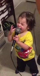 Niña Gritando con microfono Meme Template