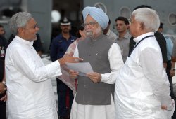 Nitish, Lalu topi pahnate hue Meme Template