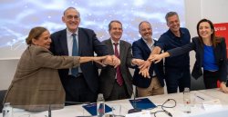 Alabad al amado líder Meme Template