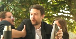 JDG Laissez-moi il faut que je lui pisse dessus Meme Template