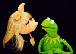 Ms Piggy and Kermit Meme Template