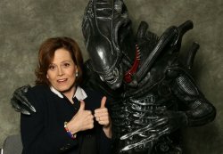 Ripley & Alien chilling Meme Template