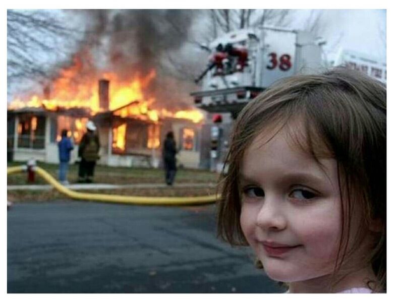 Niña casa ardiendo MEME Blank Meme Template