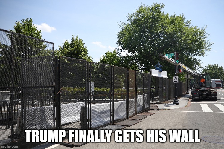 build that wall | TRUMP FINALLY GETS HIS WALL | image tagged in trump wall,donald trump is an idiot | made w/ Imgflip meme maker