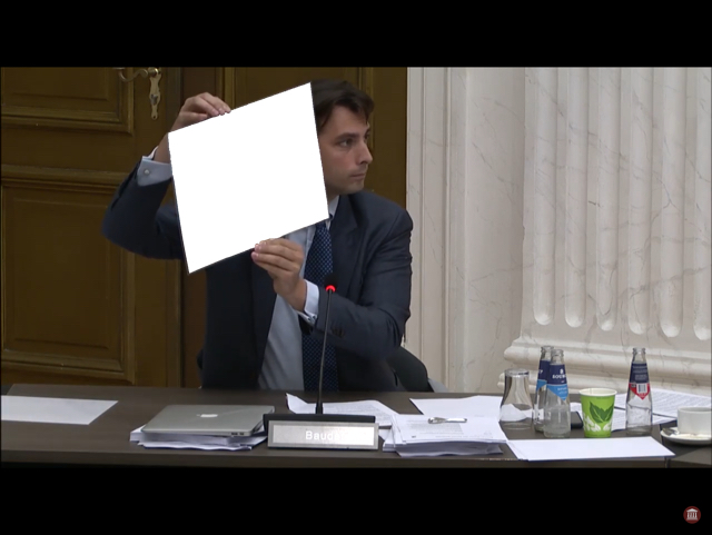 Thierry Baudet houdt papier omhoog Blank Meme Template