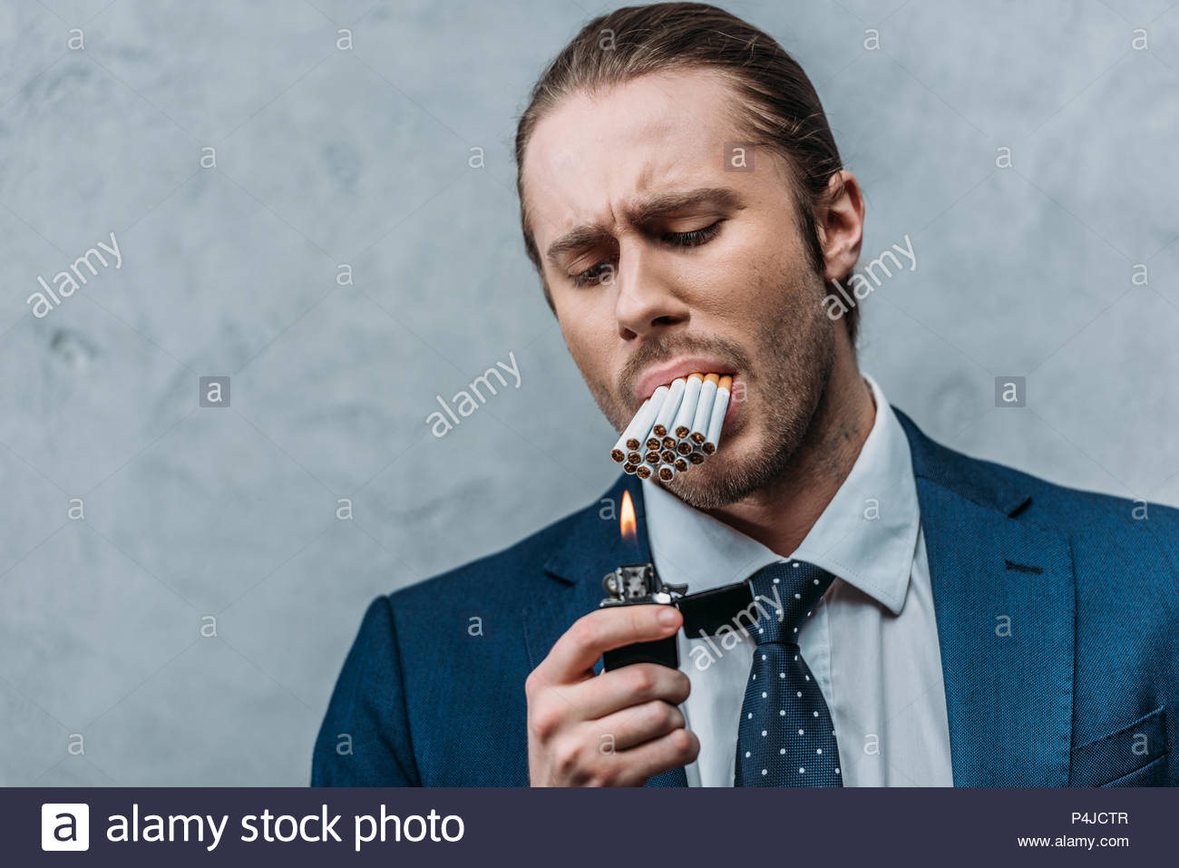 Мужик с сигарой во рту
