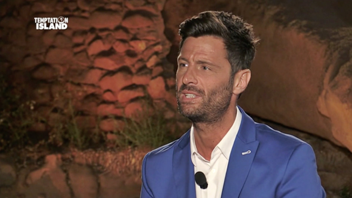 High Quality Temptation Island Ho un video per te Blank Meme Template