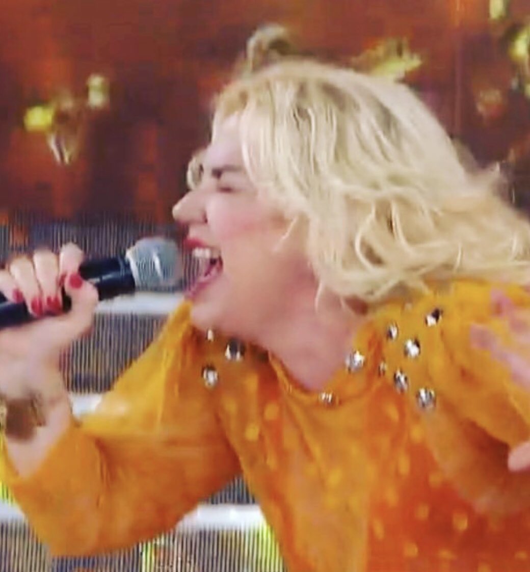 esmeralda mitre canta a los gritos Blank Meme Template