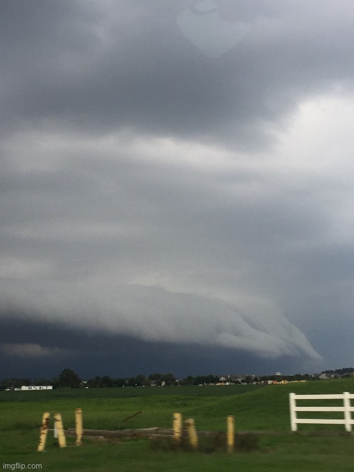 difference between a wall cloud and a shelf cloud