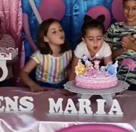 Niña sopla pastel Blank Meme Template