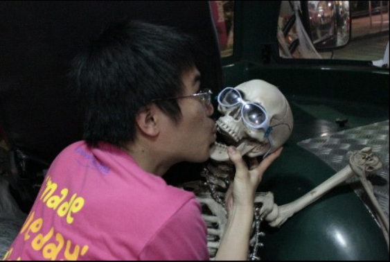 Kissing skulls Blank Meme Template