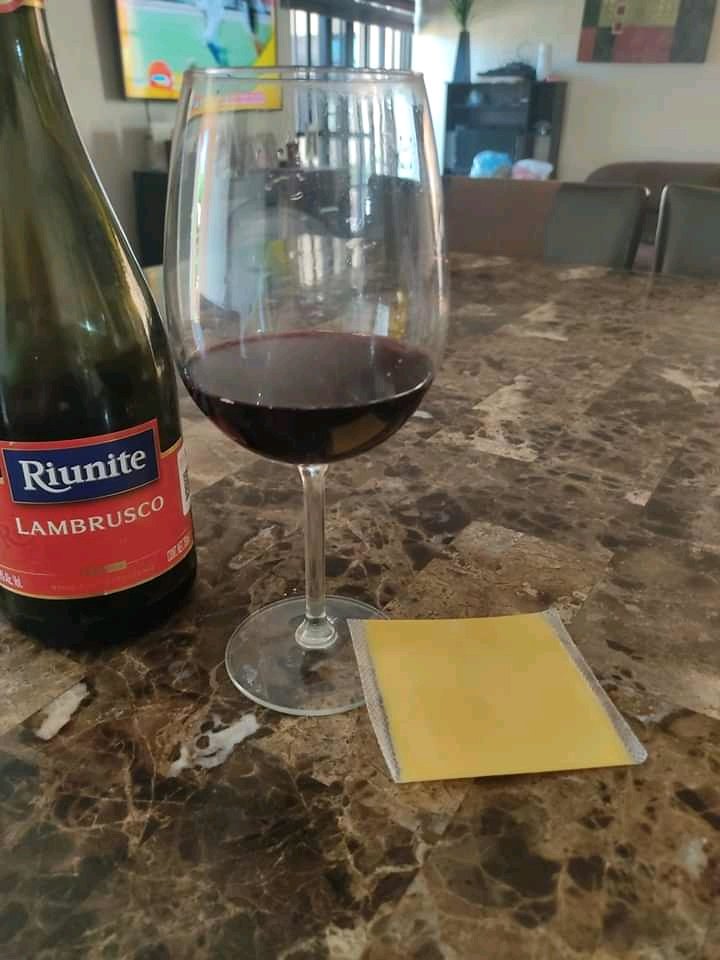 Quesito y vino Blank Meme Template