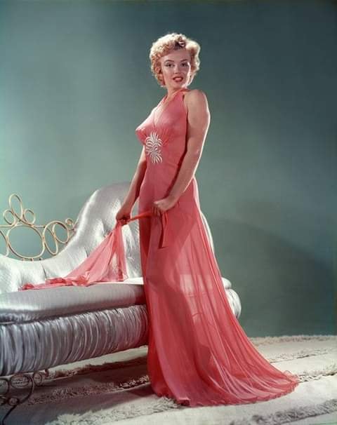 Marilyn Monroe dress Blank Meme Template
