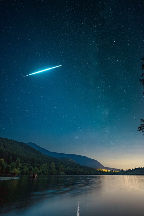 Meteor Splitting Into Two Pieces. Image credit: chaibhu | image tagged in awesome,pics,photography | made w/ Imgflip meme maker