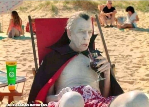 vampiro en playa Blank Meme Template