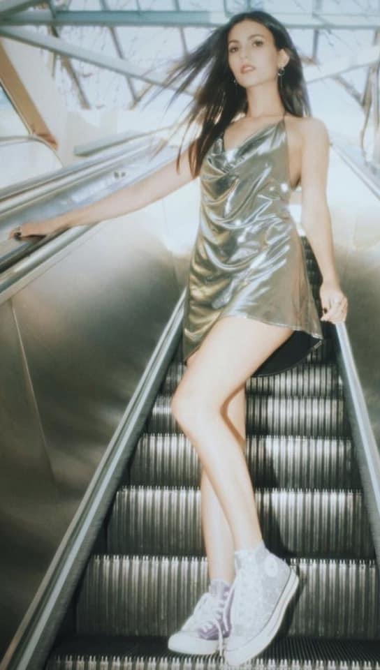 Victoria Justice escalator Blank Meme Template