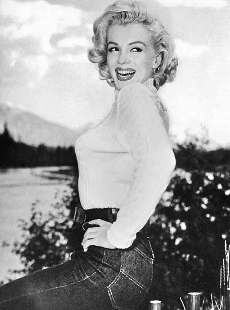 Marilyn Monroe in Canada Blank Meme Template