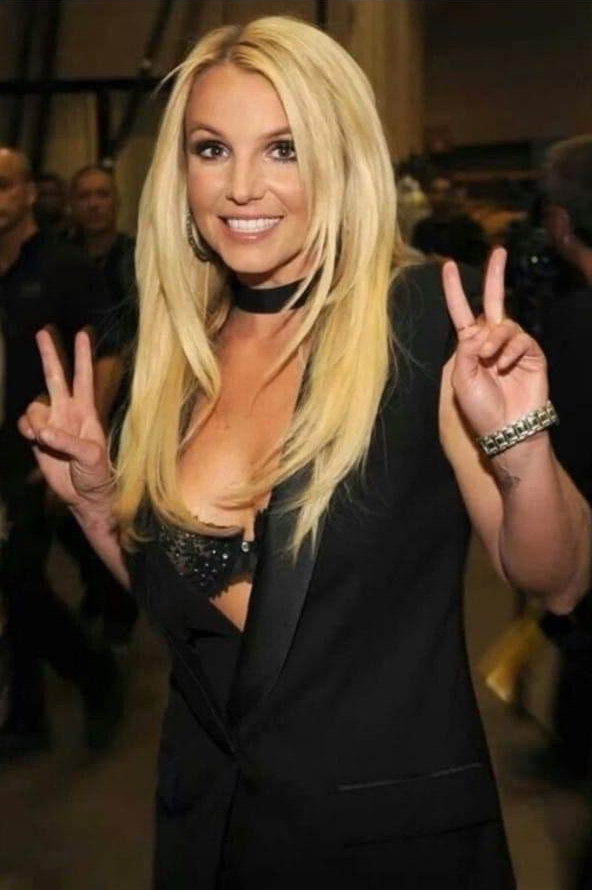 Britney Spears peace sign Blank Meme Template