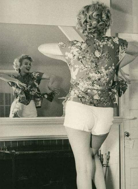 High Quality Marilyn Monroe booty Blank Meme Template