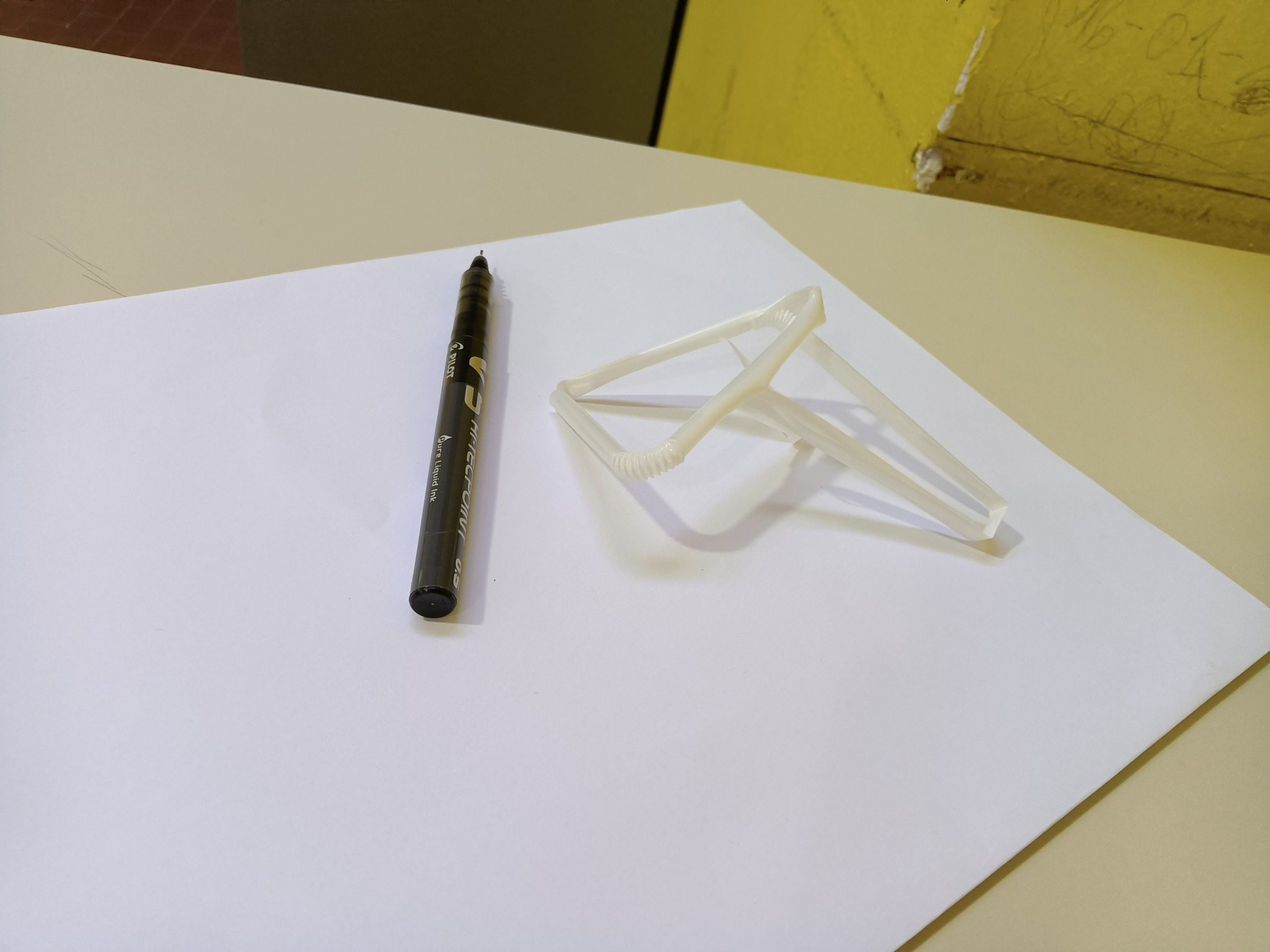 Freccia in 3D vista in una prospettiva che indica una penna Blank Meme Template