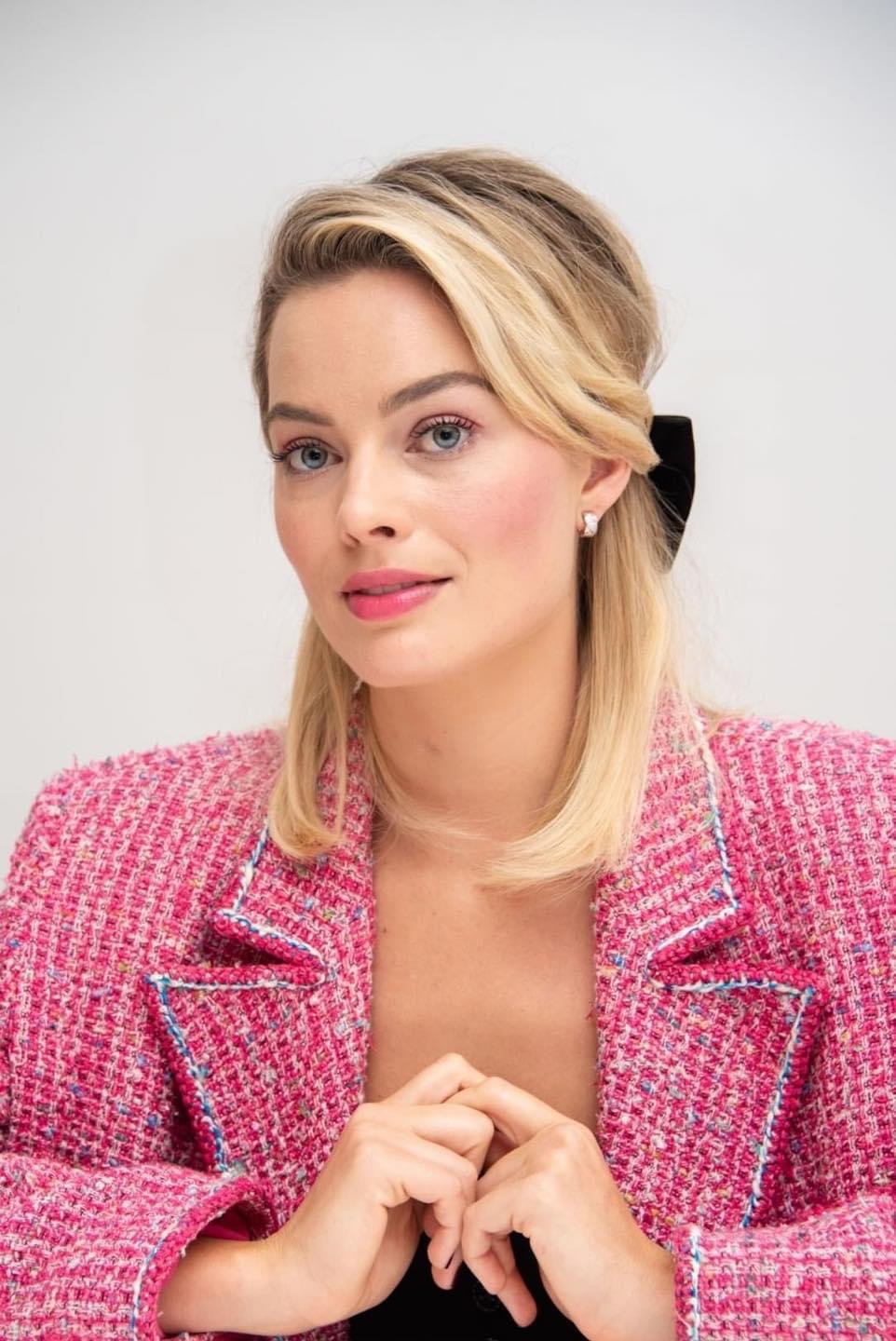 Margot Robbie Blank Meme Template