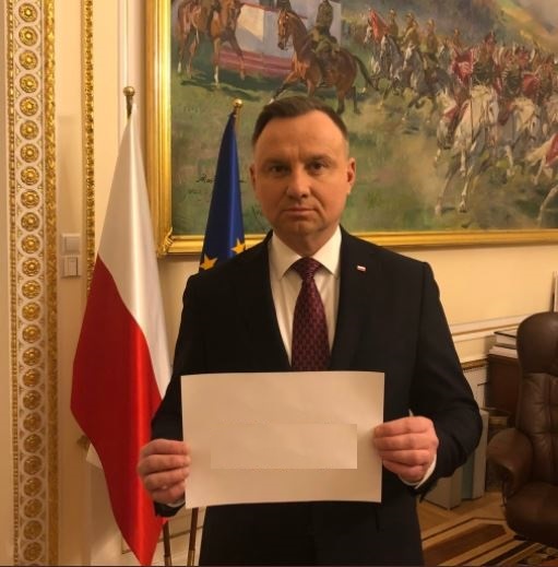 Duda z kartką Blank Meme Template