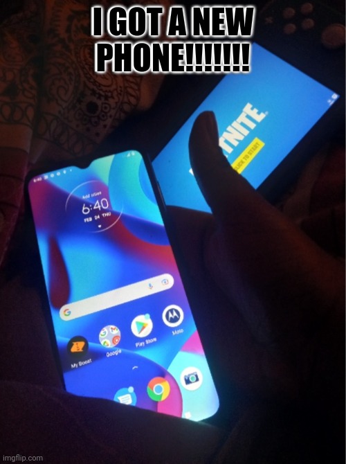New phone who dis? | I GOT A NEW PHONE!!!!!!! | image tagged in new phone,new,phone,who,dis,22-02-2022 | made w/ Imgflip meme maker