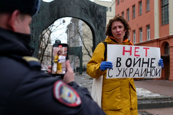 Russian protests putin's invasion of Ukraine Blank Meme Template