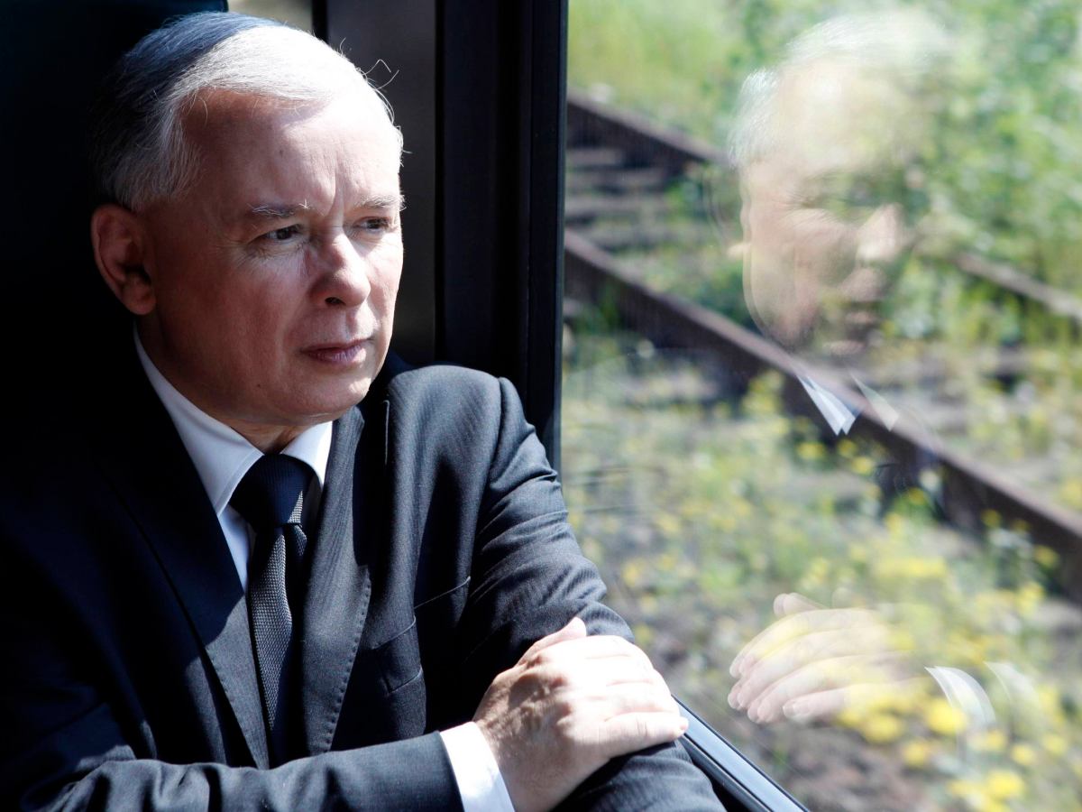 Kaczyński w pociągu Blank Meme Template