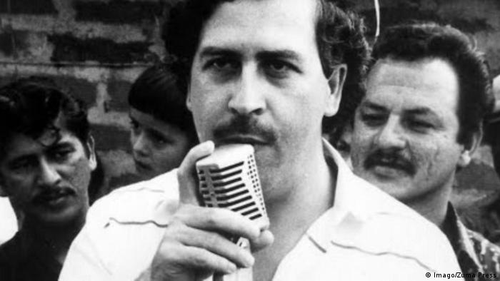 Advertencia de Pablo Escobar Blank Meme Template