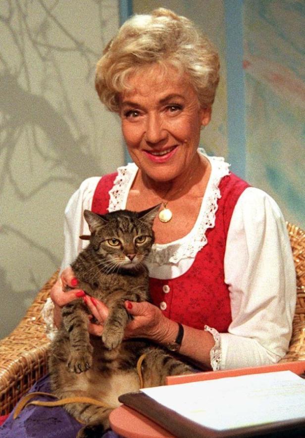 Edith Klinger Blank Meme Template