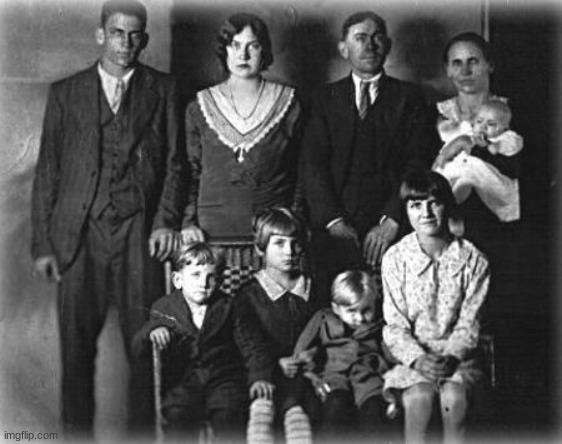 Images with Disturbing Backstories #31| A Family Photo? | image tagged in this is the lawson,family,the father after,killed everyone here,including himself | made w/ Imgflip meme maker