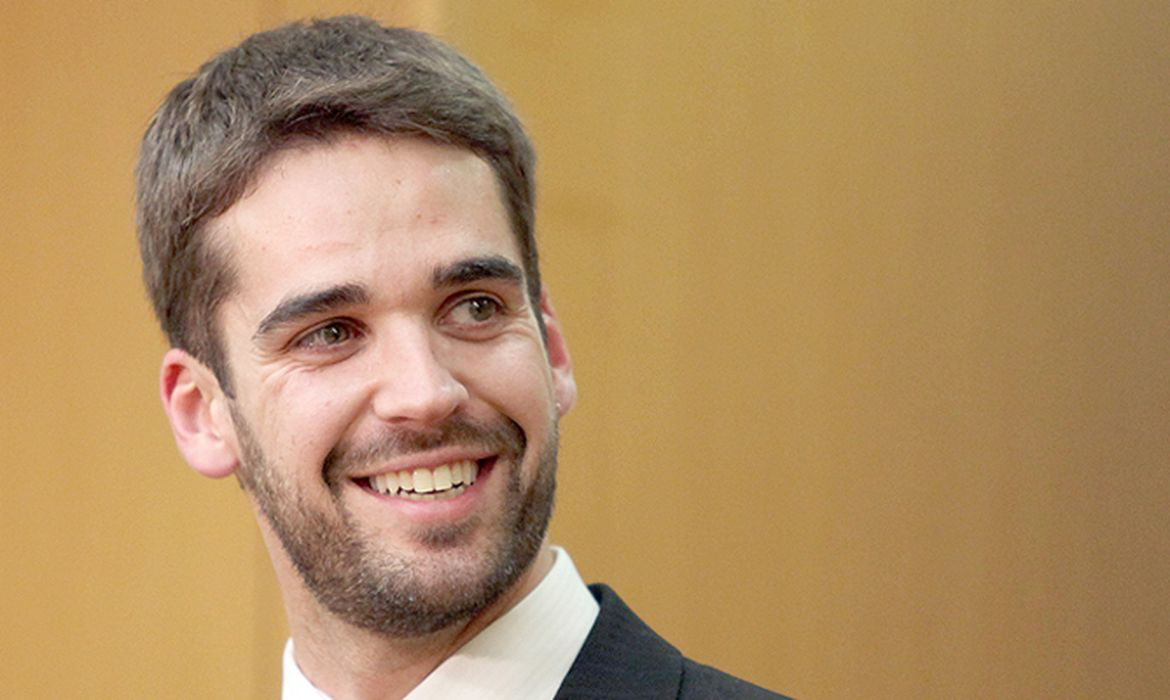 Eduardo Leite Blank Meme Template