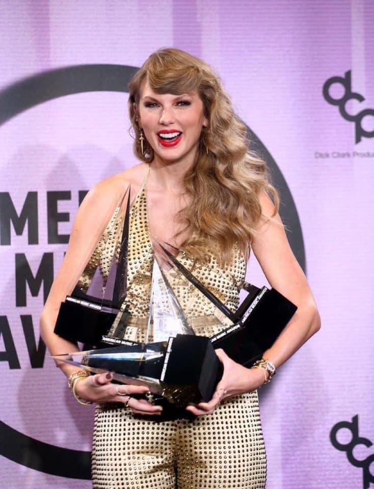 Taylor Swift AMAs 2022 Blank Meme Template