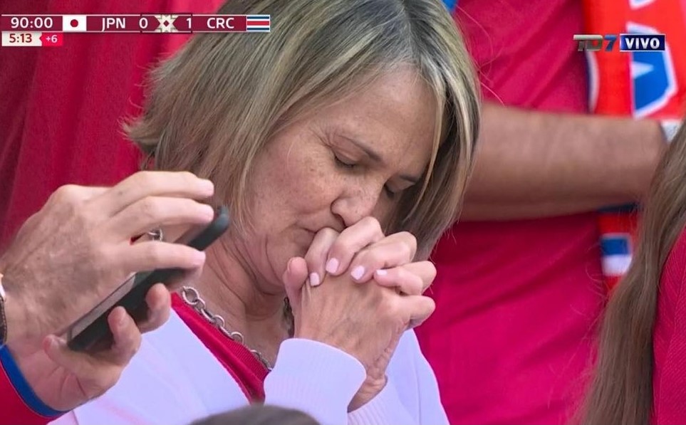 Señora que reza Blank Meme Template