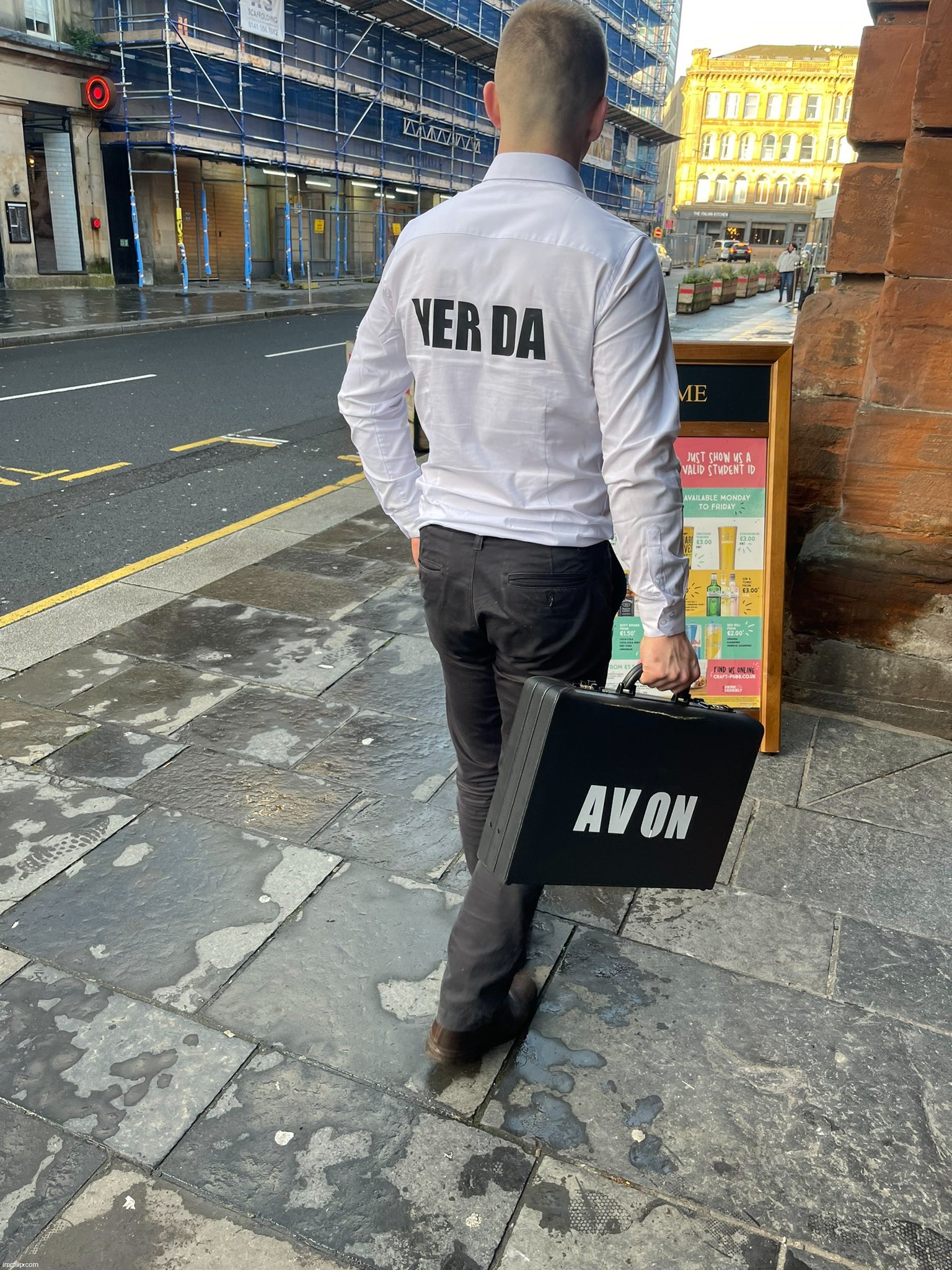 Yer da sells Avon | image tagged in yer da sells avon,yer da | made w/ Imgflip meme maker